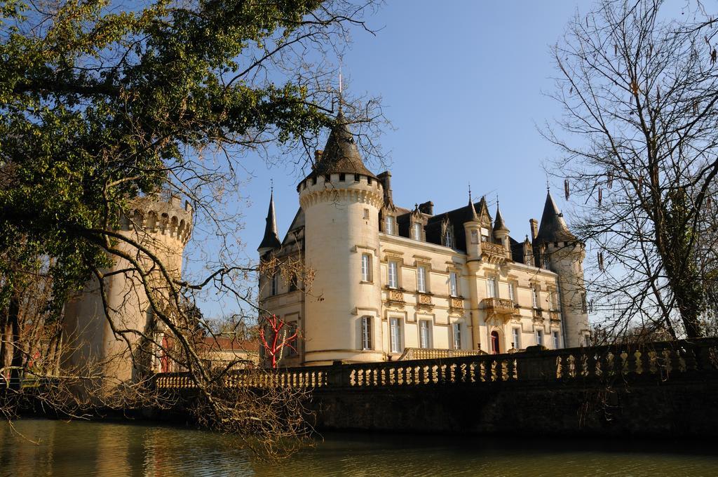 Chateau-Hotel De Nieuil Exterior foto