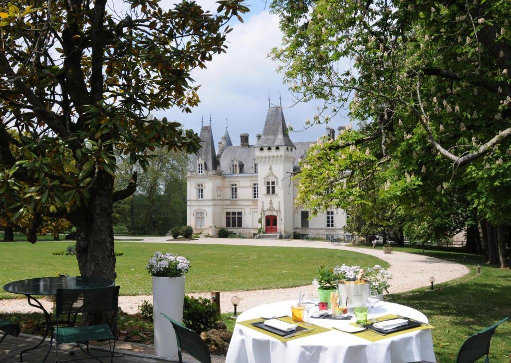 Chateau-Hotel De Nieuil Exterior foto