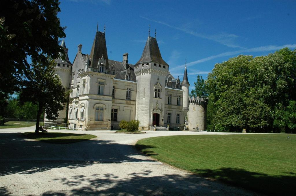 Chateau-Hotel De Nieuil Exterior foto