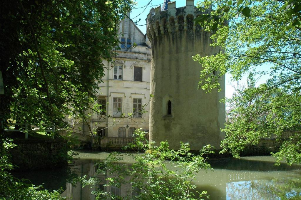 Chateau-Hotel De Nieuil Exterior foto