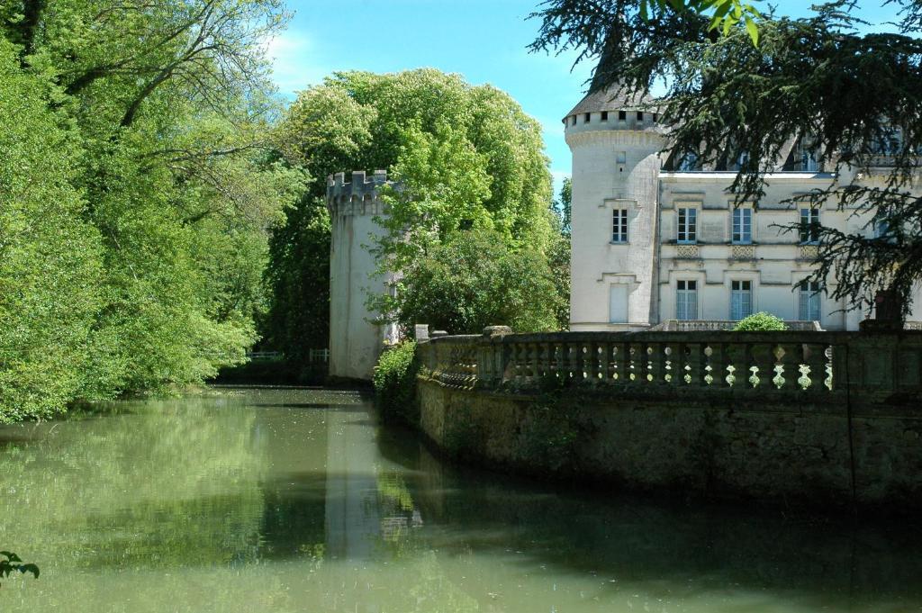 Chateau-Hotel De Nieuil Exterior foto