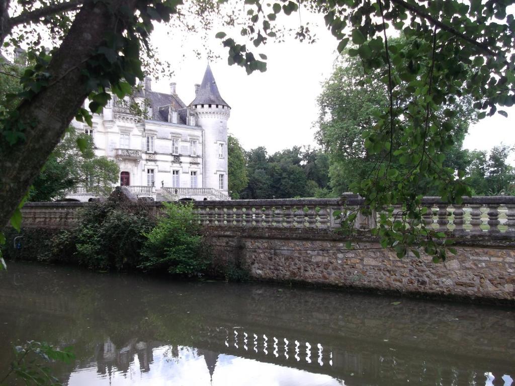 Chateau-Hotel De Nieuil Exterior foto