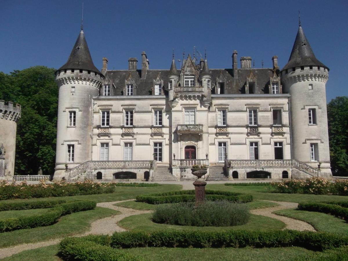 Chateau-Hotel De Nieuil Exterior foto