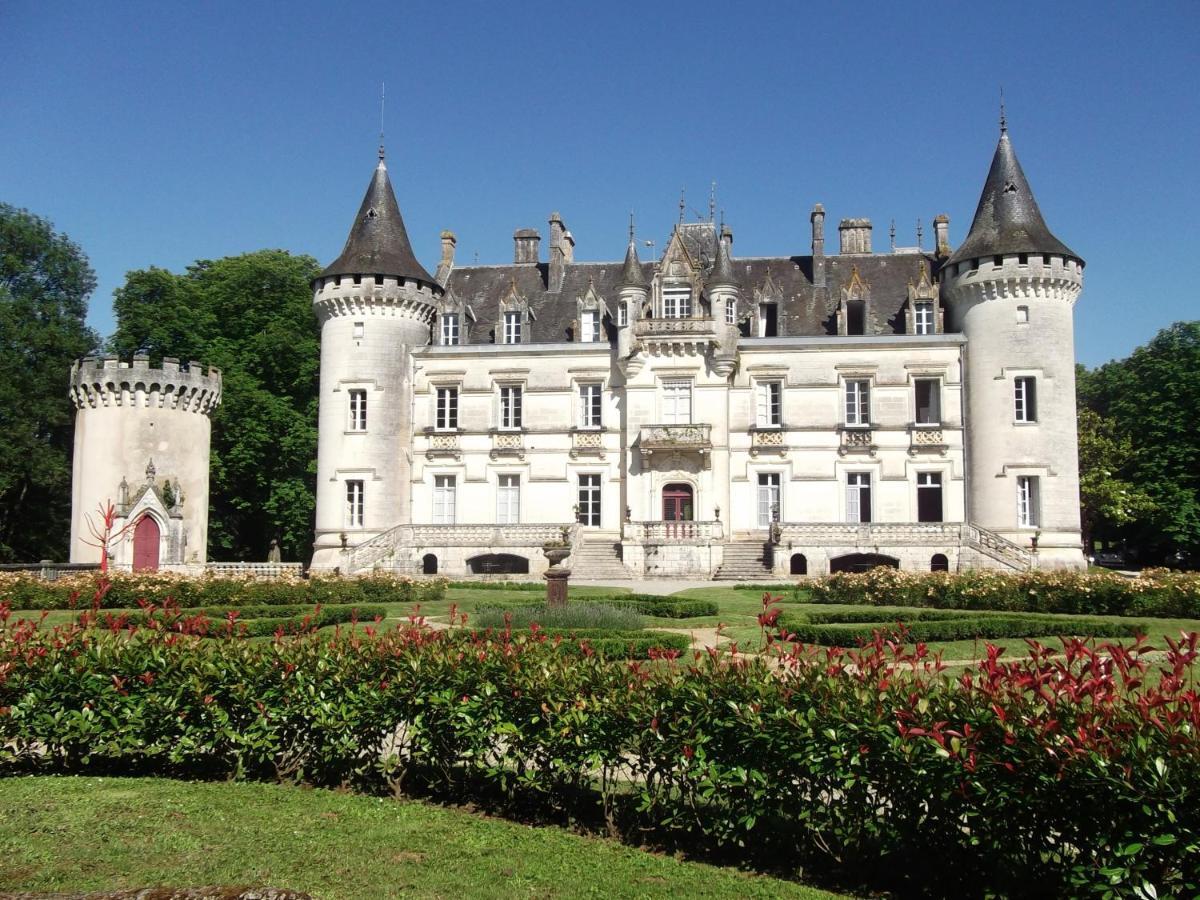 Chateau-Hotel De Nieuil Exterior foto