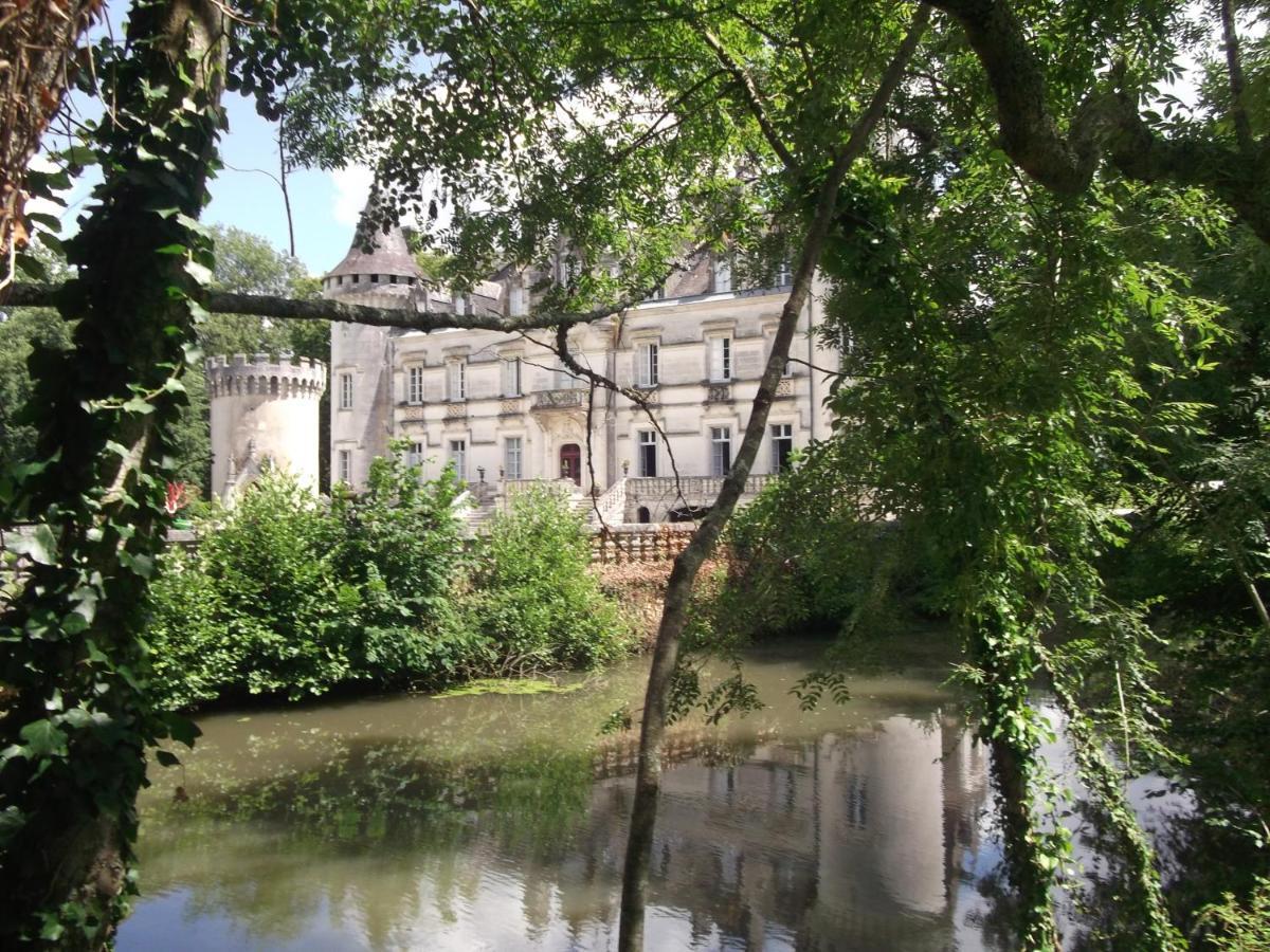 Chateau-Hotel De Nieuil Exterior foto